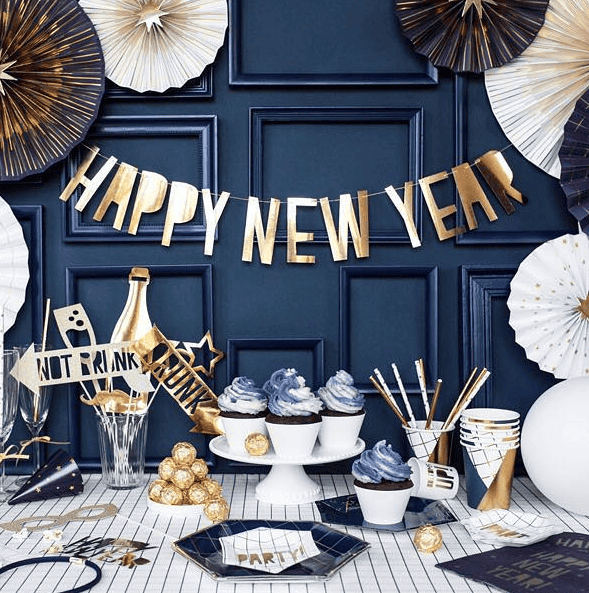 Silvesterdekoration für den Raum mit Buchstabengirlande