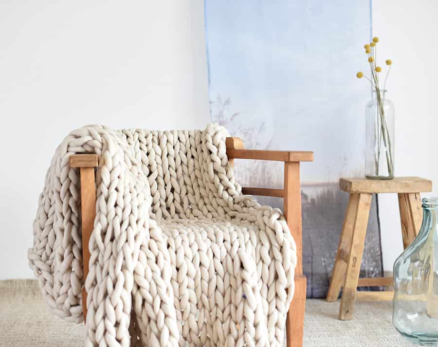 Eine grobmaschige Decke stricken kann man mit dem Strickschlauch ebenfalls