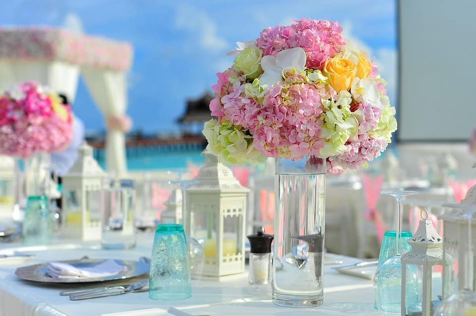 Blumen und Kerzen als klassische Deko zur Hochzeit