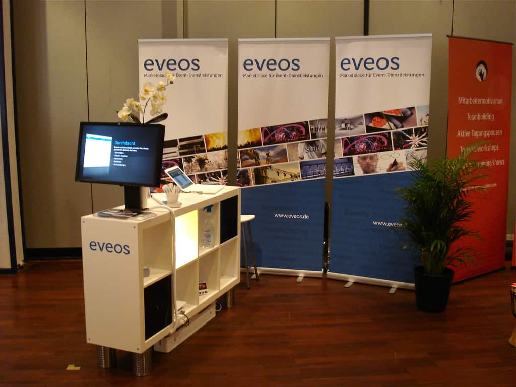 Roll Up Banner sind große Werbeplakate mit hoher Flexibilität 2 Roll Up Banner auf einem Messestand