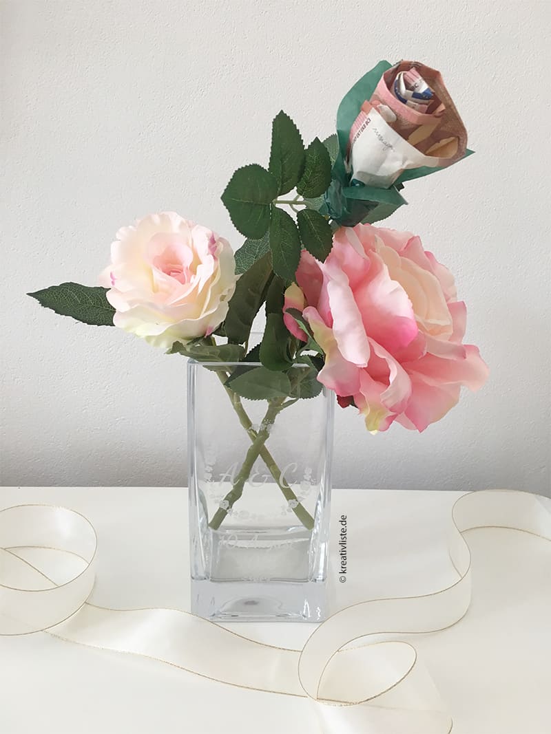 Geldgeschenk zur Hochzeit mit Rosen in gravierter Vase