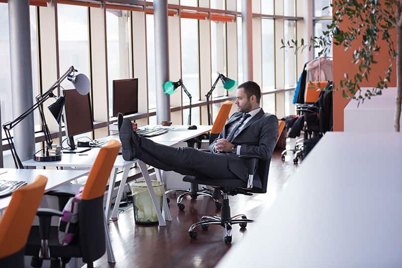 Ideen für die Gestaltung von Großraumbüros 3 Gemütlich, ergonomisch und modern sollten die Bürosessel sein