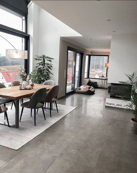 7 Möglichkeiten für die moderne Betonoptik im Haus 9 Betonbodenoptik mit Fliesen