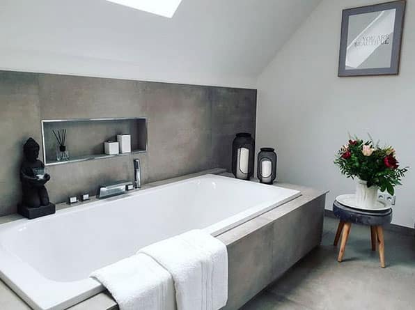 7 Möglichkeiten für die moderne Betonoptik im Haus 7 Betoneinfassung für die Badewanne