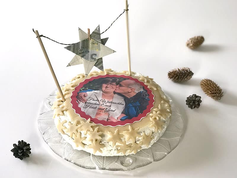 Ein persönliches Geldgeschenk ist eine Torte mit Fotoaufleger zu Weihnachten