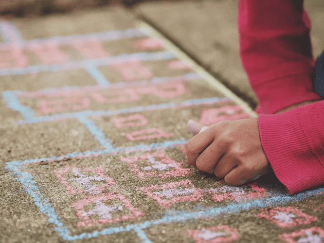 10 Ideen für Rollenspiele bei Kindern 1 Malkreide ermöglicht kreative Rollenspiele auf der Straße