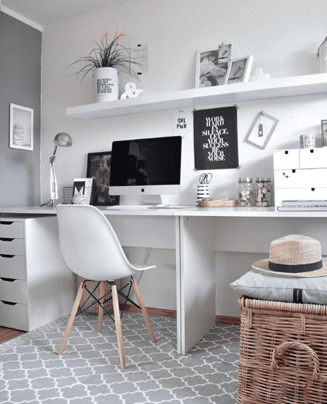 Home Office einrichten mit diesen modernen Inspirationen 4 Zwei Schreibtische nebeneinander ergaben eine besonders lange Arbeitsfläche
