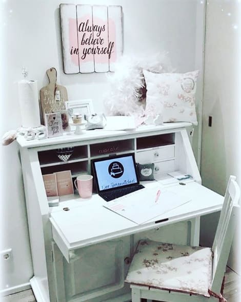 Home Office einrichten mit diesen modernen Inspirationen 5 Ein Sekretär lässt sich zuklappen, so dass die Arbeitsfläche nicht meh zu sehen ist