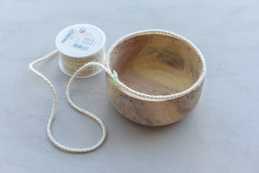 Kreative DIY Projekte mit Kordeln 8 Schritt für Schritt wächst der Pflanztopf mit Kordelreihen in die Höhe