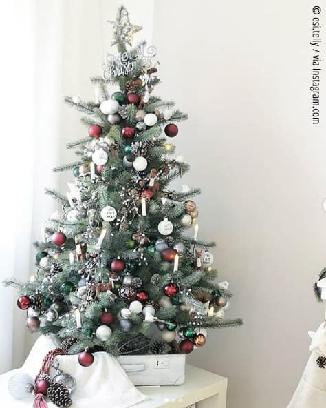Ideen für die Weihnachtsbaumdekoration 5 Auch kleine Tannen auf einem Tisch können eine große Wirkung haben