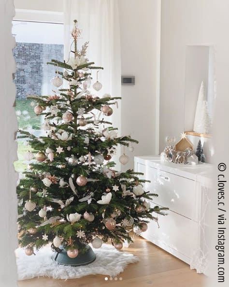 Ideen für die Weihnachtsbaumdekoration 2 Federn am Baum ergänzen Kugeln und Sterne