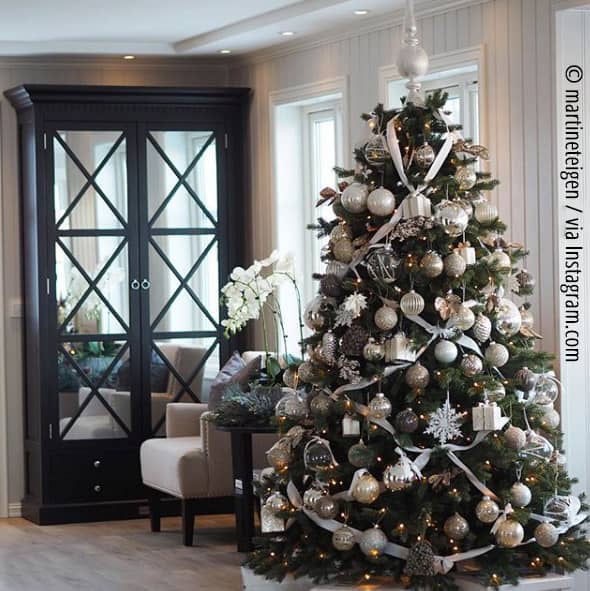 Ideen für die Weihnachtsbaumdekoration 7 Schleifenbänder wie eine Girlande einsetzen