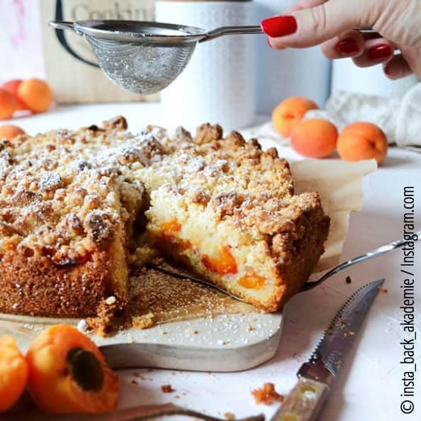 Streuselkuchen mit Marzipan und Aprikosen